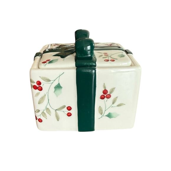 Pfaltzgraff Winterberry Candy Box Ceramic Bow Wrapped Lidded Trinket Keepsakes - Picture 2 of 8